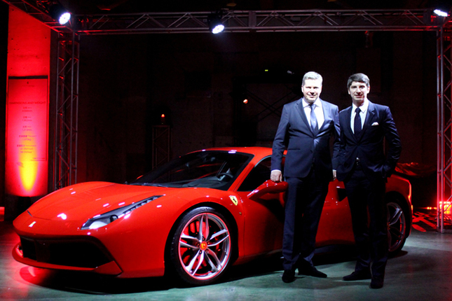 フェラーリの最新モデル「488GTB」と、フェラーリ・ジャパン 代表取締役社長のリノ・デパオリ氏（右）、フェラーリ極東エリア統括 マネージング・ディレクターのディーター・クネヒテル氏。