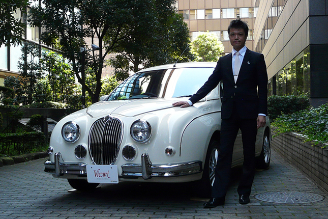 「ミツオカ・ビュート12LX」と同車のデザイナーを務める青木孝憲氏。