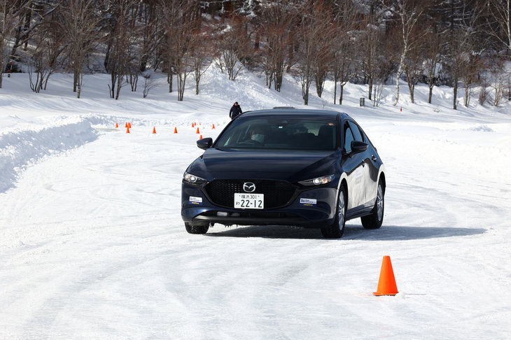 まずは凍った湖面の特設コースで試走。スラロームや定常円旋回などでその性能を確かめた。