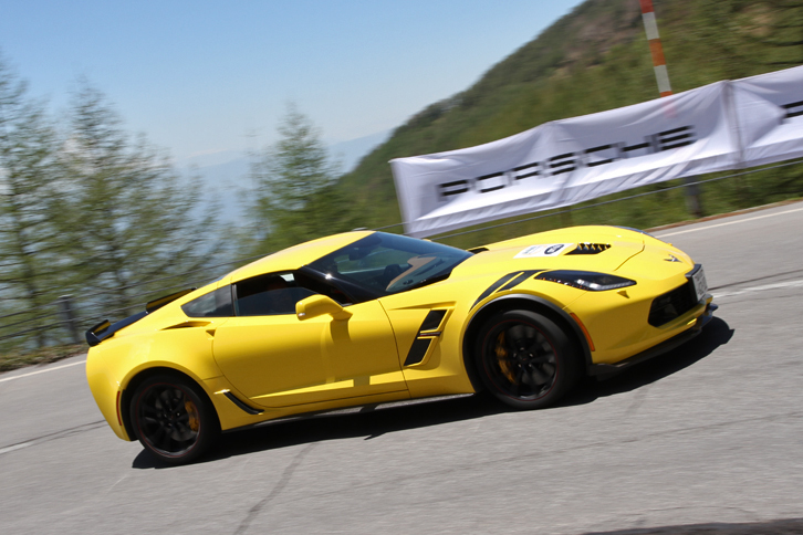 競技開始前にコースをチェック走行する「シボレー・コルベット」。ドライバーは浅間ヒルクライムのディレクターを務める星野雅弘氏。