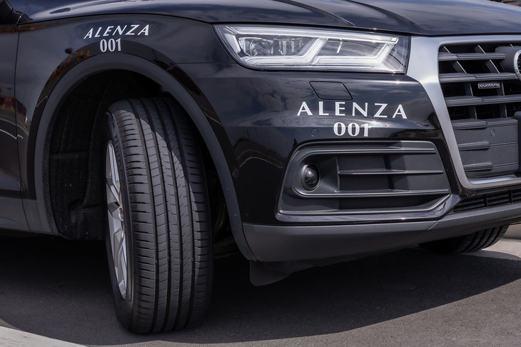 外装色がブラックの「アウディQ5」。純正装着のホイールに235/60R18サイズの「アレンザ001」を組み合わせた。