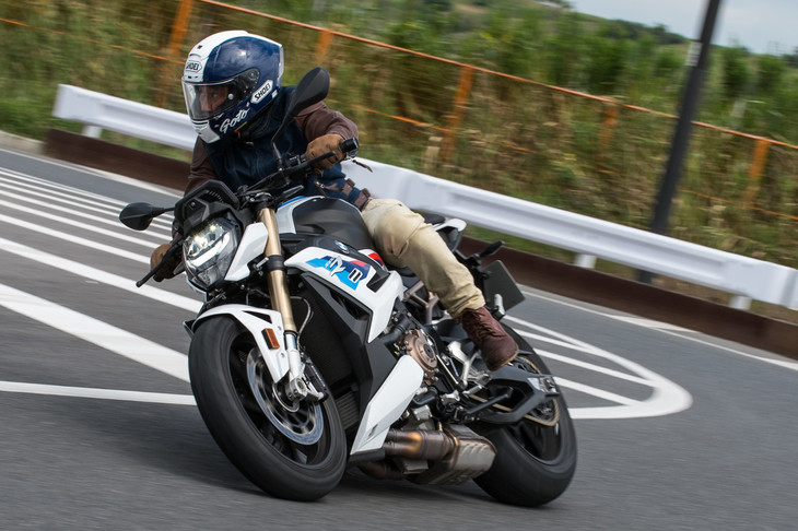 現行型「S1000RR」をベースとした車体は、従来型よりエンジンに大きな負荷支持機能を持たせることで、フレームのスリム化を実現。車両重量は199kg（DIN空車時）で、カーボンホイールを含む「Mパッケージ」を採用すると194kgに軽減できる。