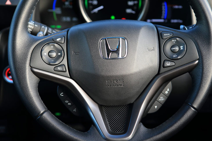 ホンダ・フィット ハイブリッド・S Honda SENSING（ステアリングスイッチ）