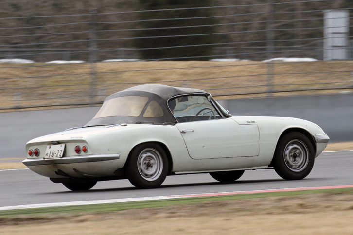 タイプ26こと1963年「エランS1」。1960年代を代表する傑作スポーツカーであるエランの、円形2連テールランプを持つ「シリーズ1」である。