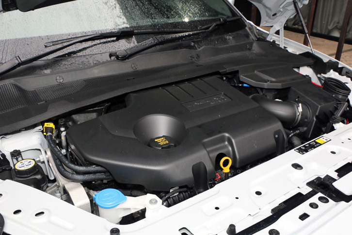 「EペースR-DYNAMIC HSE 2.0L D180」に搭載される、2リッター直4“インジニウム”ディーゼルターボエンジン。180psの最高出力と430Nmの最大トルクを発生する。（写真＝大音安弘）