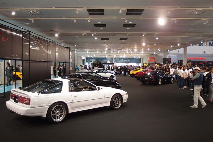 会場となったMEGA WEBには、思い思いのカスタマイズが施された旧型「スープラ」も並べられた。