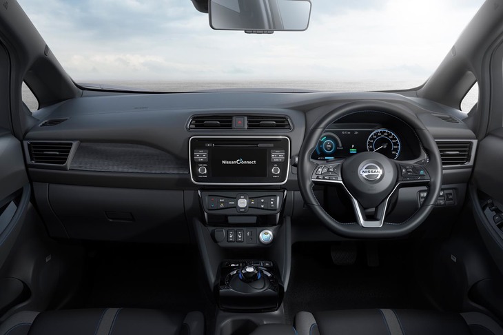 こちらは日産のEV「リーフ」のインテリア。下方がフラットになった形状のステアリングホイールに注目。今回、それが新型「デイズ」に流用されることはなかった。