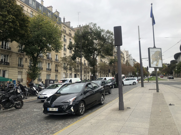 今日のパリにおけるタクシー車両で、多数派の一角を占める「プリウス」。1980年代中頃に初めてパリを訪れたとき、「シトロエンCX」が来るまで待っていたなんていうのは、遠い昔話となった。