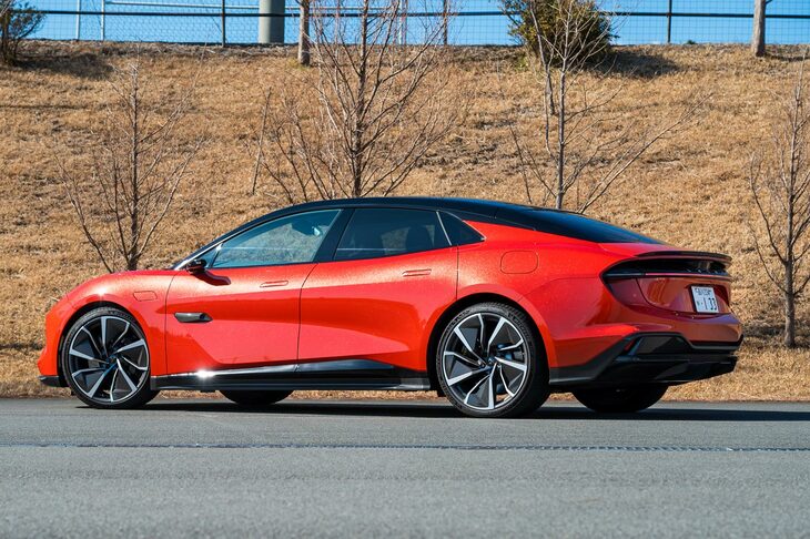 2023年9月に発表、2024年8月に日本でも実車がお披露目された「ロータス・エメヤ」。グレードは3種類で、612PS仕様の「エメヤ」「エメヤS」と、今回試乗した918PS仕様「エメヤR」が用意される。