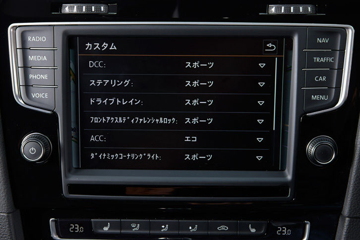 走行モードの切り替えはセンターコンソールのスイッチとインフォテインメントシステムのスクリーンで操作。個別設定モードでは、電子制御LSDの利き方も任意で調整できる。