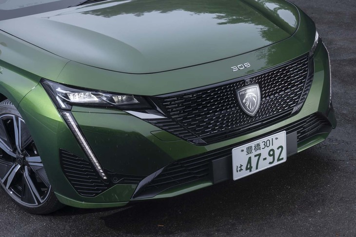 グリル中央にはライオンの頭部だけがレイアウトされた新しいブランドエンブレムが貼られる。