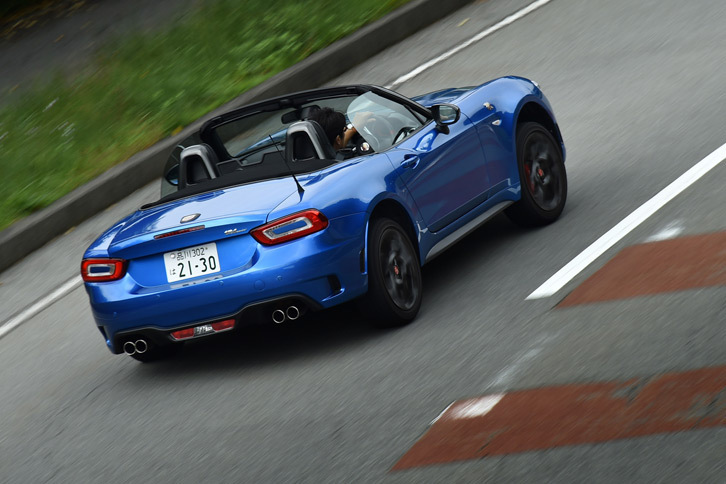 「アバルト124スパイダー」には、コーナリング時に高いトラクションを確保するため、トルクセンシング式LSDが標準装備されている。