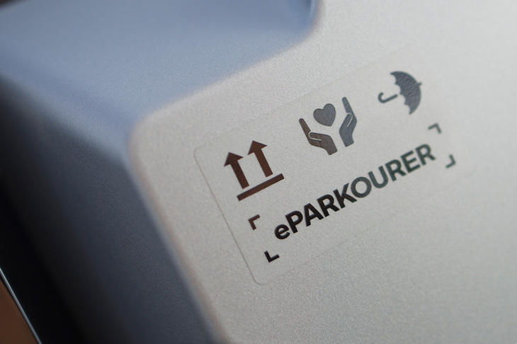 「eパルクーラー」という製品コンセプトは、街や森などで自由にスタートとゴールを決め、走ったり跳んだり登ったりしてゴールを目指すフランス発祥のスポーツ「パルクール」に由来するものだ。