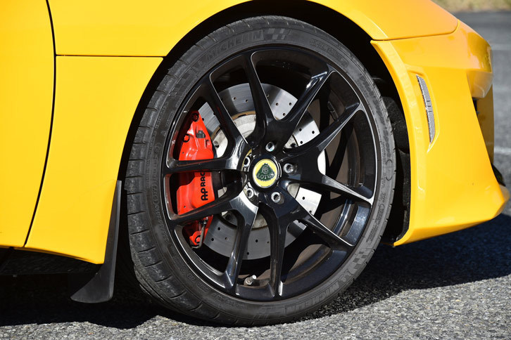 タイヤサイズは前が235/35ZR19、後ろが285/30ZR20。ホイールのスポークのすき間に、APレーシング製の4ポッドアルミ合金製ブレーキキャリパーがのぞいている。