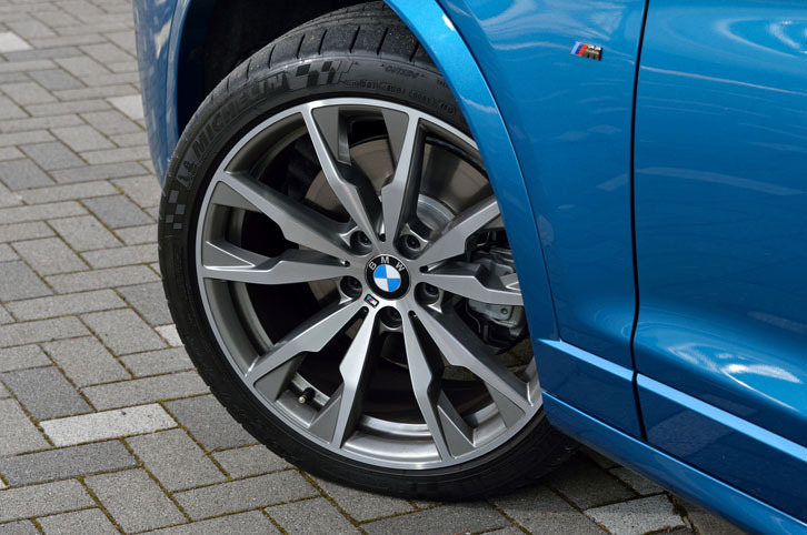 「Mライトアロイホイール・ダブルスポーク・スタイリング680M」と名付けられた、20インチアルミホイール。