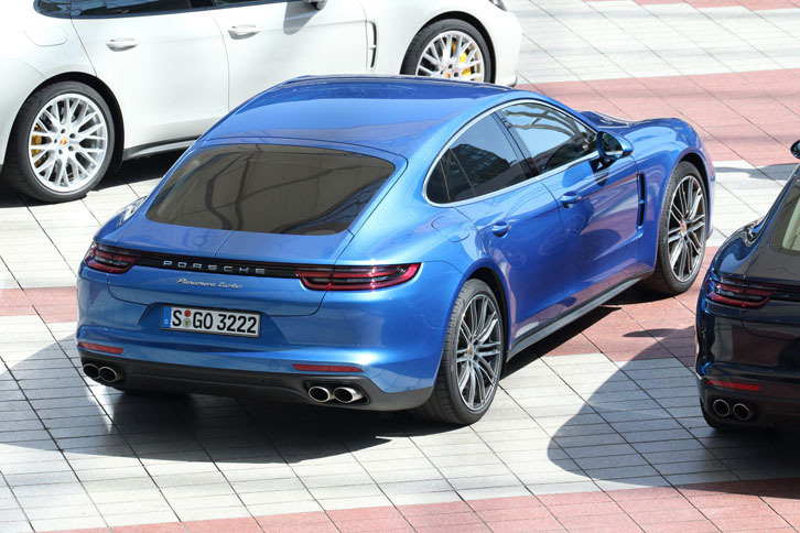 緩やかな弧を描くルーフラインが「911」とのつながりを強調している。写真は「ターボ」で、ボディーカラーは「サファイアブルー・メタリック」。