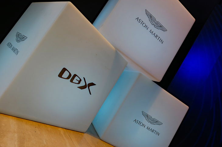 アストンマーティン初のSUV「DBX」は、東京・青山のアストンマーティン東京ショールームでお披露目された。