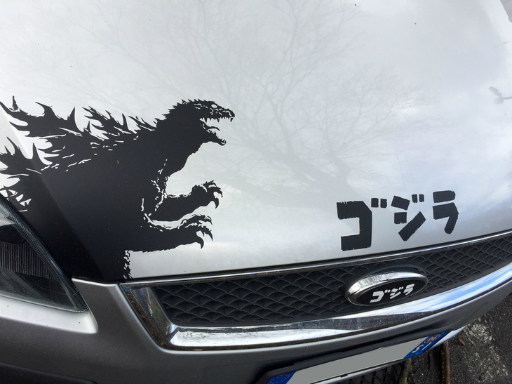 写真9：「Ford」のバッジまで「ゴジラ」で隠されている。もはや映画の宣伝カーレベル。