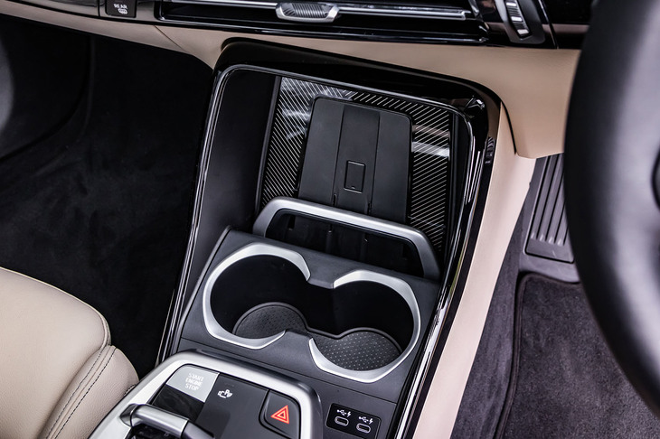 センターコンソールのデザインや機能は「2シリーズ アクティブツアラー」に準じているが、縦置きのワイヤレスチャージングに照明を追加し、カップホルダーにシルバーの加飾を施すなど、高級感をアップさせている。