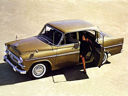 初代「クラウン」は1960年に最も大きな改良を受けており、最高出力90馬力を発生する1.9リッターエンジンが採用された。