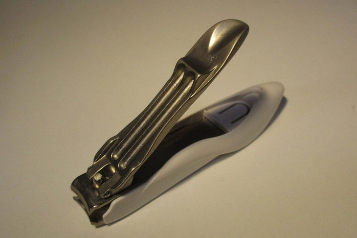 筆者愛用の爪切り。生来爪が弱くフニャフニャなので、常にきれいに切りそろえておかないと死ぬ。
	 