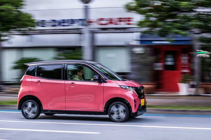 「シーズンカラー」と呼ばれる「ブロッサムピンク／ブラック 2トーン」のボディーカラーは6万6000円の有償オプション。シーズンカラーには、ピンクゴールドのルーフサイドステッカーが付く。