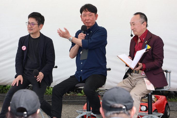 トークショーに参加する現行「ND」型主査の齋藤茂樹さん（写真中央）と、マツダ スピリット レーシングのデザイン担当である諌山慎一さん（同向かって左）。齋藤さんによれば、「マツダ スピリット レーシング・ロードスター」は「12R」だけでなく、カタログモデルの「RF」と同じ2リッターエンジンを積むモデルもオススメだという。モータースポーツシーンから生まれたクルマだが、開発ではロードスターの味わいである人馬一体を重視してつくり上げたとしており、「ロードスターファンを裏切らない乗り味で、日常走行でも楽しいモデル」だそうだ。