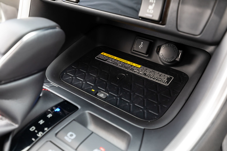 ディスプレイオーディオとの連携などで、携帯端末を気兼ねなく使えるよう、センターコンソールボックスには2つのUSBポートを装備。オプションで非接触充電装置も用意している。