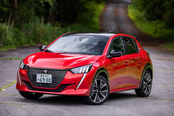 2代目「プジョー208」は、2019年3月のジュネーブモーターショーでデビュー。多くの強豪を押しのけ、欧州カー・オブ・ザ・イヤー2020に輝いている。日本では2020年7月2日に、電気自動車版の「e-208」と同時に発売された。