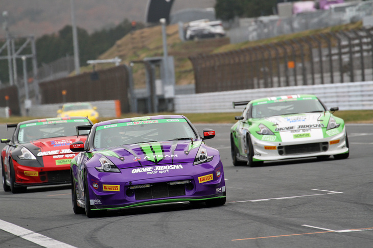 スーパー耐久のST3クラスに長年にわたって参戦している岡部自動車の「フェアレディZ」（Z34）が、編隊走行を見せる。