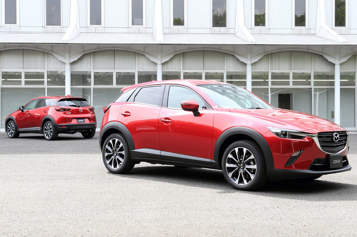 「マツダCX-3 20S」（右）と「CX-3 XD Lパッケージ」（左）。
