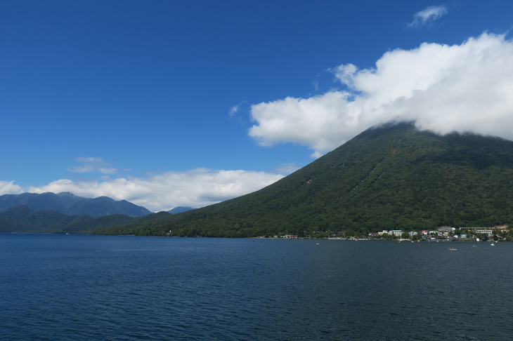 2日目は友人と別れ、一人ぶらり日光へ。歌ヶ浜第一駐車場に「バイパー」を止めたら、中禅寺湖畔をぶらりお散歩。