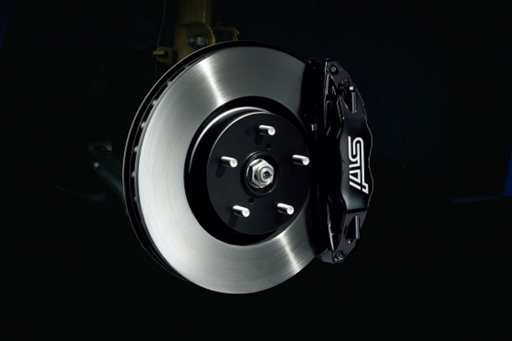 ブレンボ製17インチ対向4ポットフロントベンチレーテッドディスクブレーキ