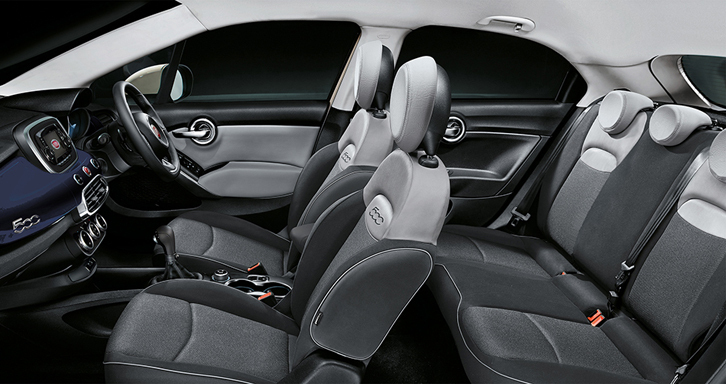 「500Xセーフティパッケージ」のインテリア。