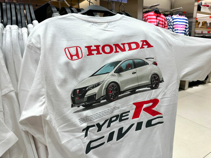 プル＆ベアーの店頭で。FK2型「ホンダ・シビック タイプR」の図柄をあしらったTシャツ。以下5点は2026年8月撮影。