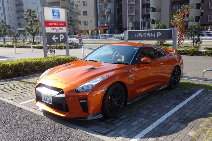 「日産GT-Rプレミアムエディション」。ボディーカラーはアルティメイトシャイニーオレンジ。日産プリンス東京・亀戸店には2台の試乗車が用意されている。