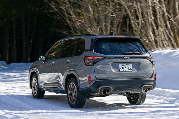 こちらが1.8リッターターボモデル。こちらはマフラーエンドが左右各1本ずつ備わるのに対し、ハイブリッドは右の1本だけとなる。