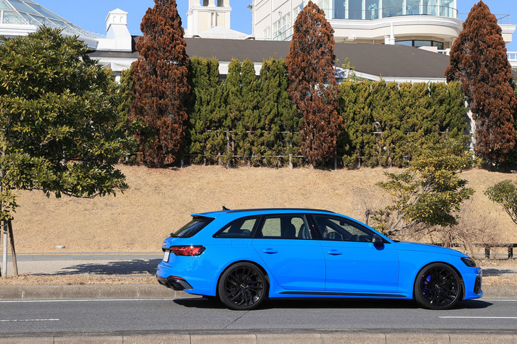 試乗車には、カーボン製の空力パーツやエクステリアミラーハウジング、エンジンカバーなどからなるオプション「カーボンスタイリングパッケージ」が採用されていた。