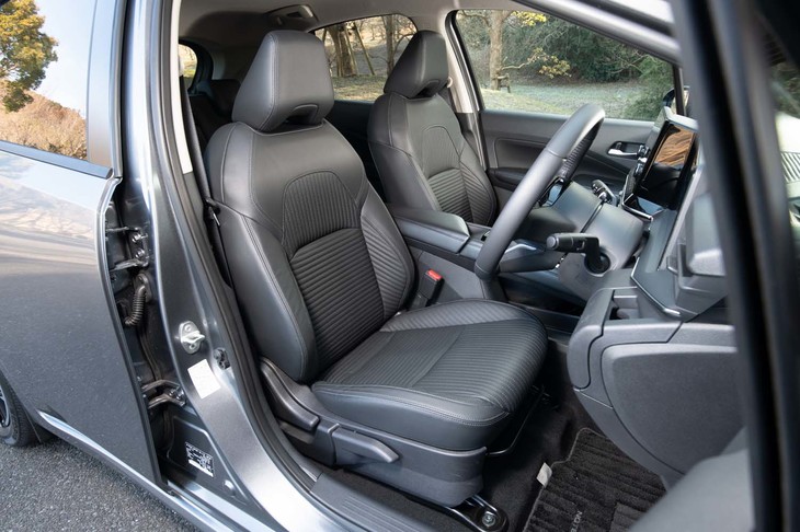 試乗車にはオプションの本革シートが装着されていた。縦横に細かなステッチが入った表皮は上質な手触りだ。