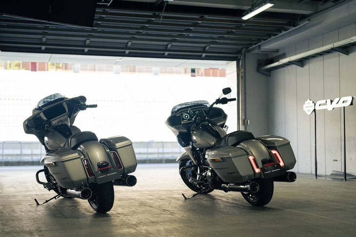 ピットにて走行を待つ2台のハーレーダビッドソン。ラインナップのなかでも特別なモデルとなる「CVO」は、今日では「ストリートグライド」「ロードグライド」「ロードグライド リミテッド」の3機種のみ用意される。