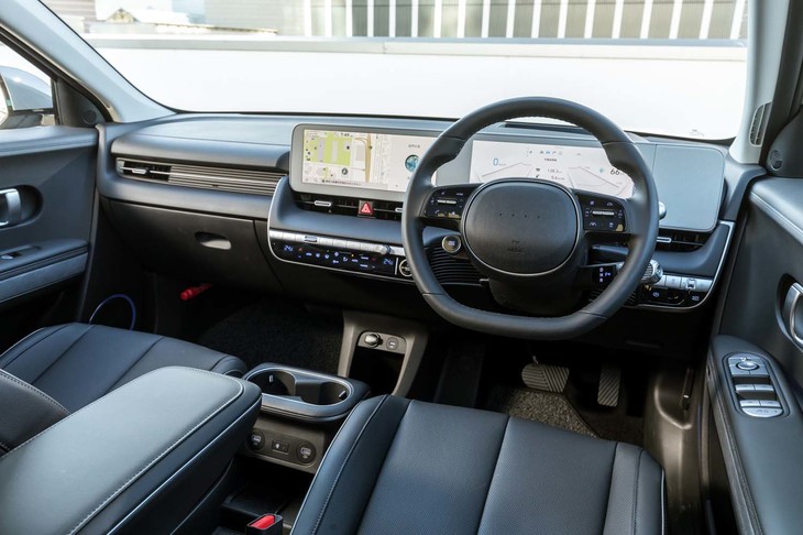 アップル社の製品を思わせる、シンプルなデザインのインテリア。クリーンかつコージーな印象を受ける。