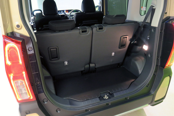 荷室には、右側壁と天井の2カ所に照明が設けられている。暗所での荷物の積み下ろしなどで重宝するだろう。