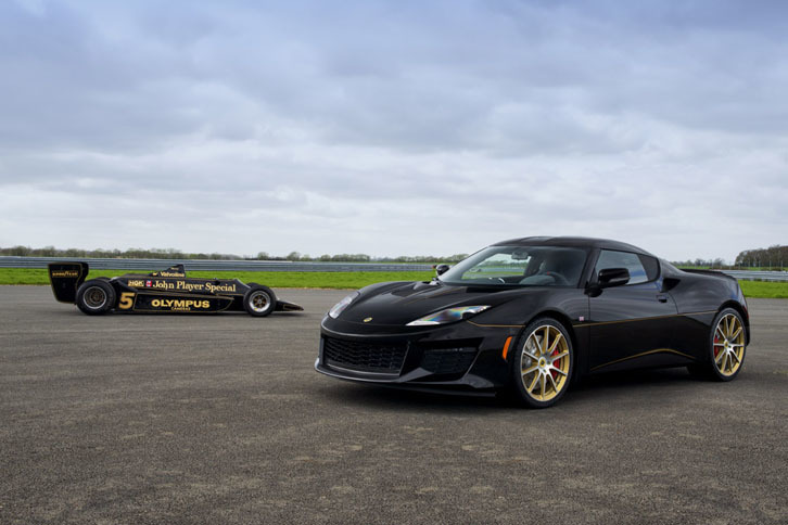 「ロータス・エヴォーラ スポーツ410 GPエディション」と往年のF1マシン「ロータス79」。