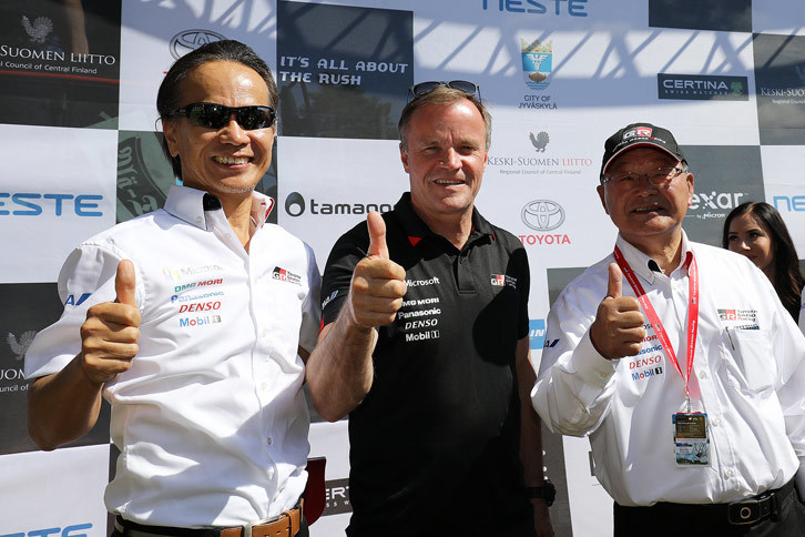 チーム代表のトミ・マキネン氏（中央）と、ガズーレーシングカンパニー プレジデントの友山茂樹氏（左）、同エグゼクティブアドバイザーの嵯峨宏英氏（右）。友山茂樹氏