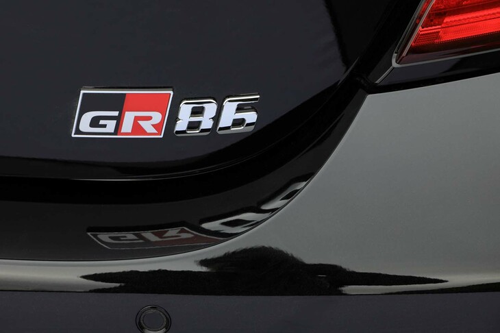 「トヨタ86」の後継車種として、2021年10月に発売された「GR86」。改良は今回が2度目で、動的な部分にも初めて手が加えられた。