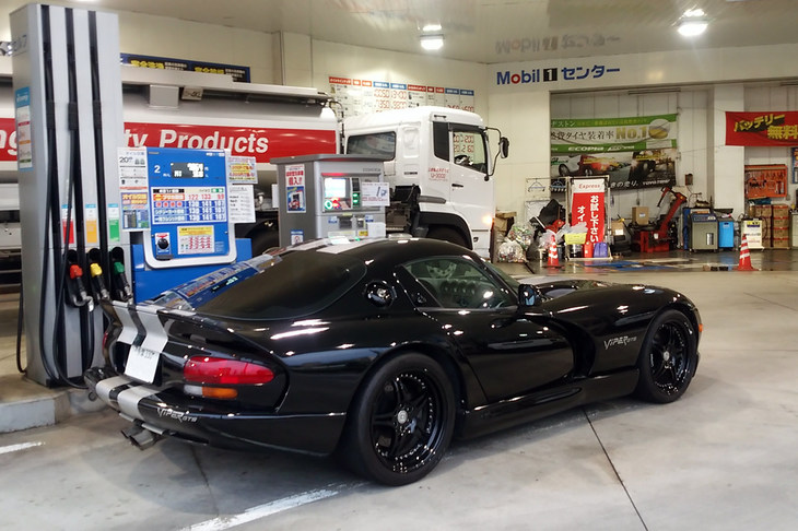 お出かけ前に、環八沿いのガソリンスタンドで給油。ちなみに、最近の給油ごとの平均燃費は、4.45km/リッター、3.92km/リッター、4.48km/リッターといったところ。意外と悪くない……と思ってしまうのは、記者がいろいろ毒されてきた証拠だろう。