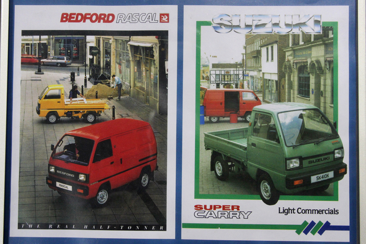 前出の「スズキ・スーパーキャリイ」と「ベッドフォード・ラスカル」のカタログの表紙。スズキがGMと業務提携していたことから生まれた兄弟車だが、いずれも1リッター直4エンジンを積んでいたという。