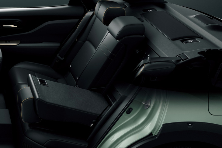 他の「クラウン クロスオーバー」にはない60：40分割可倒式リアシート（トランクスルー機構付き）を「RS“ランドスケープ”」に設定。同機能は北米仕様車などに用意されていたが、国内販売されるクラウン クロスオーバーでは初採用となる。