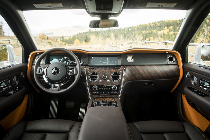 左右対称なデザインが採用されたインストゥルメントパネル。中央のモニターには、ロールス・ロイスでは初となるタッチパネルが採用されている。