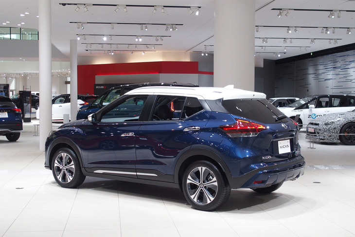 日産キックス（リアビュー）